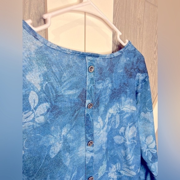 B15.19 CJ Banks Floral Lightweight Sweater Back Buttons Blue 3X - Picture 4 of 4
